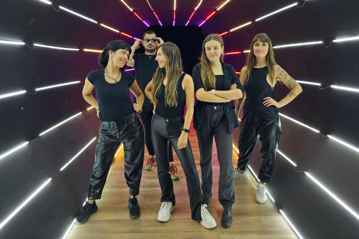 Julieta Schulkin, Damián Blanco, Desirée Jaimovich, Celeste Giardinelli y Flor Barbeira, protagonistas junto a Maxi Fanelli de Log in, el primer programa de Tuvalu TV