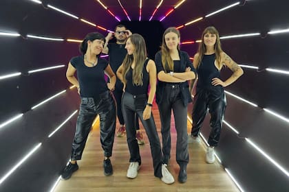 Julieta Schulkin, Damián Blanco, Desirée Jaimovich, Celeste Giardinelli y Flor Barbeira, protagonistas junto a Maxi Fanelli de Log in, el primer programa de Tuvalu TV