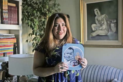 Julieta Terrile, coordinadora de Raíz Natal, en el living de su casa