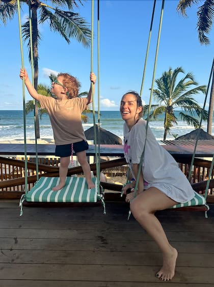 Julieta viajó a la reserva natural de Imbassaí luego de terminar en agosto pasado las funciones de Tootsie, el gran éxito teatral que protagonizó Nicolás Vázquez y en el que la actriz se lució. Desconectada del trabajo y la rutina, la actriz se tomó un tiempo de descanso para compartir tiempo con Valentino, quien también espera ansioso la llegada de la nueva integrante de la familia
