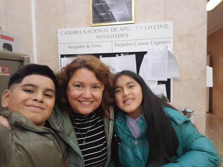 Julieta vive con sus hijos Tiziano, de 14, y Naomi, de 11