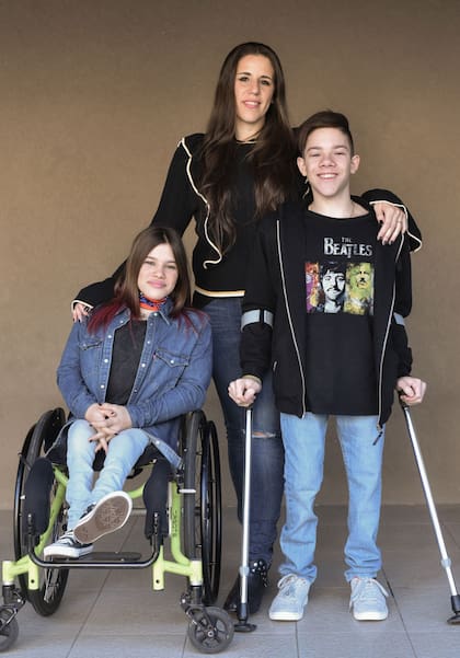 Julieta y Lautaro Roccatagliata, junto a su madre, Sonia, en su casa de Catelar