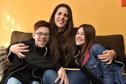 Julieta y Lautaro Roccatagliata, junto a su madre