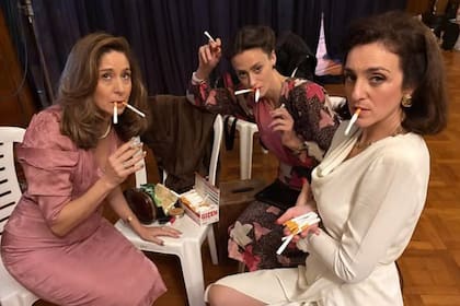 Julieta Zylberberg, Laura Novoa y Mónica Antonópulos, se divierten, en un descanso del rodaje de la serie sobre Yiya Murano