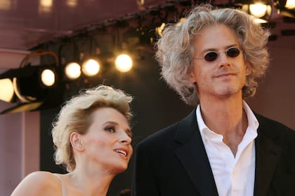 Juliette Binoche y Santiago Amigorena llegan a la proyección de Quelques Jours En Septembre, durante el Festival de Cine Venecia de 2006