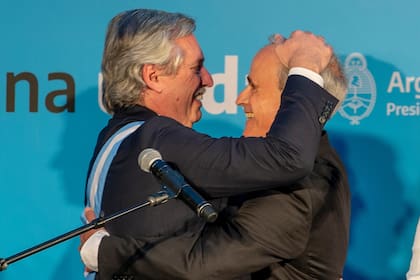 El secretario general de la Presidencia, Julio Vitobello, era titular de la Oficina Anticorrupción durante el gobierno de Cristina Kirchner y le recomendó que dejara su cargo directivo en la consultora El Chaltén