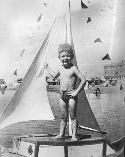 La posición de los pies no está del todo definida, pero ya asomaba un bailarín en la imagen que muestra a Julio Bocca, parado, en equilibrio, junto a la vela de un pequeño barco a metros de la orilla. Dice el epígrafe, en primera persona: "Aquí estoy en Mar de Ajó. Tengo tres años. Me siento capitán de un enorme barco. Me cuentan que el abuelo Nando mostraba esta fotografía para anunciar que yo sería bailarín. Según él, esa mano mía en la cintura lo decía todo".