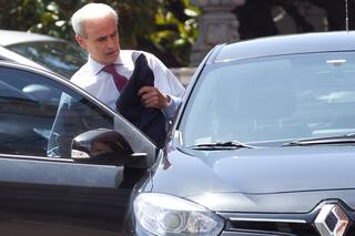 Dos funcionarios se bajan del viaje de Alberto Fernández por Covid