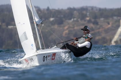 Julio Alsogaray y Malena Sciarra durante la regata clase Snipe en Chile, en marzo 2023