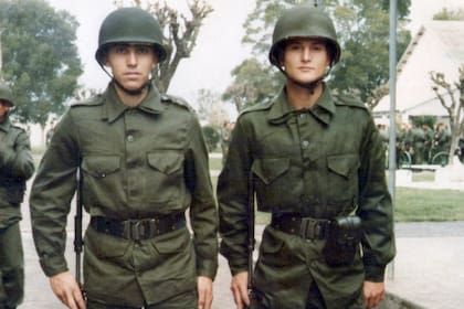 Julio Aro (izquierda) recuerda hoy a sus compañeros muertos en combate