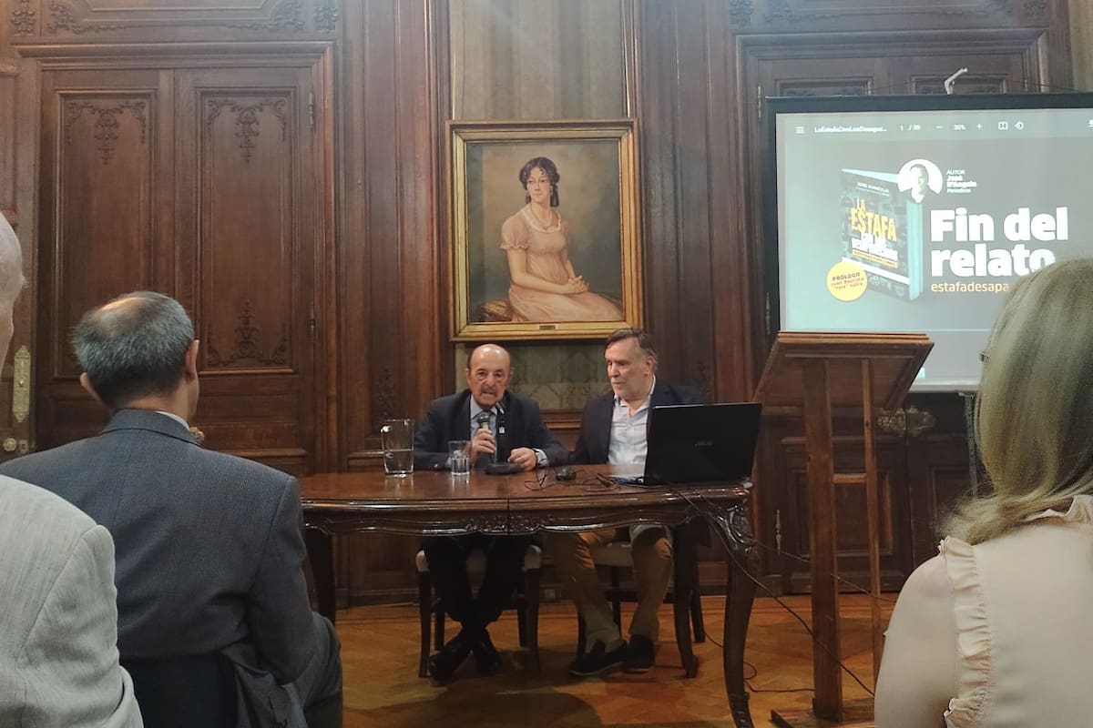 Julio Bárbaro y José D'Angelo expusieron en la presentación del libro “La estafa con los desaparecidos. Mentiras y millones”