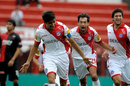 Julio Barraza festeja el primer tanto de Argentinos