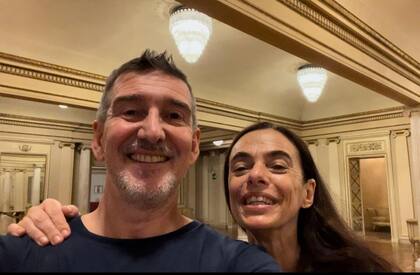 Julio Bocca con Alessandra Ferri, en la Scala de Milán: amigos y compañeros de tantos escenarios, ahora como directores, él en el Colón y ella en la Ópera de Viena, planean producciones juntos
