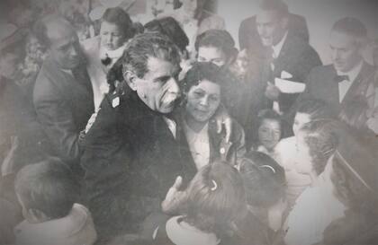 Julio Cecilio Perrando junto a la multitud que lo despidió del Hospital Regional en el acto de entrega del cargo. Fotografía tomada en 1938.