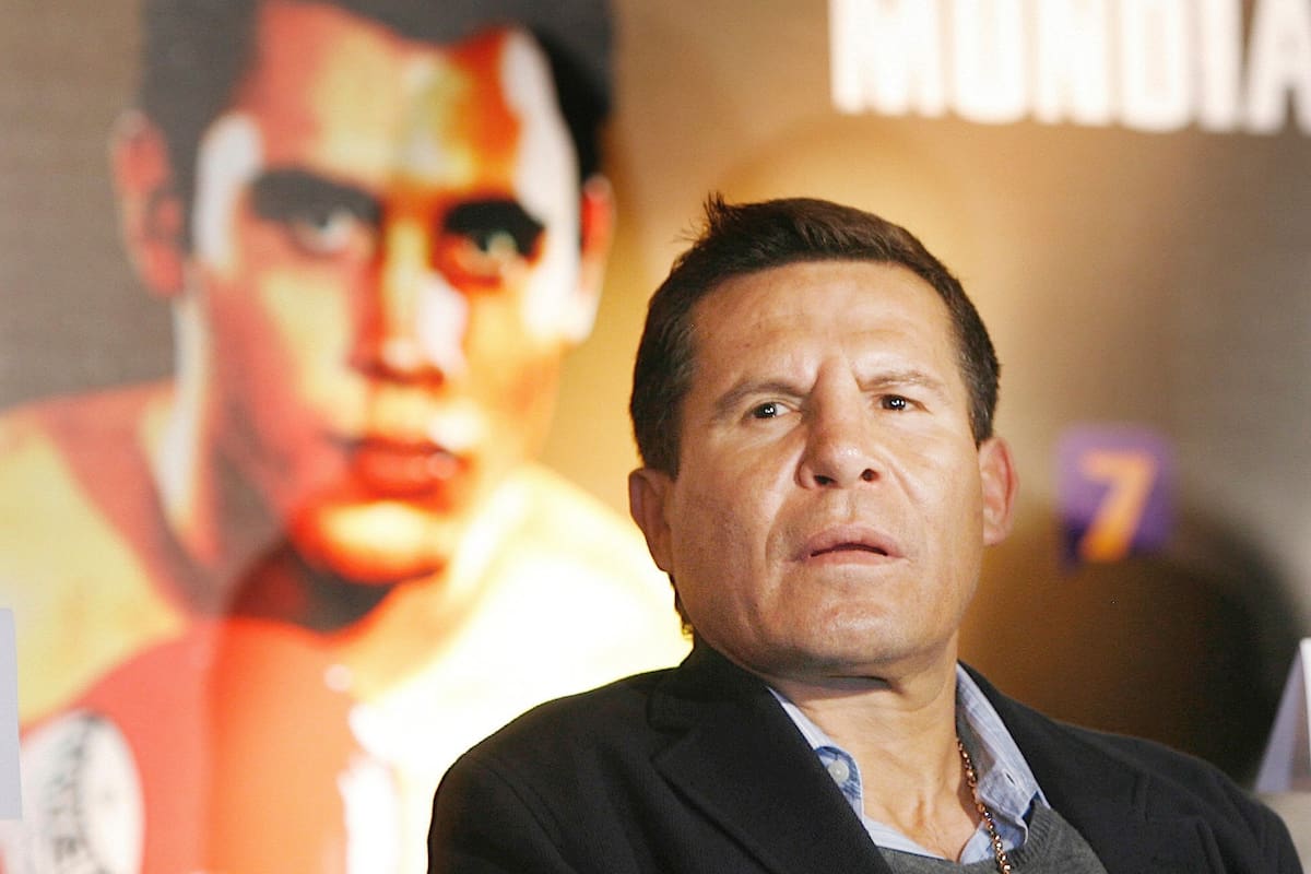 Julio César Chavez participa el 7 de abril de 2011, en una rueda de prensa en Ciudad de México.
