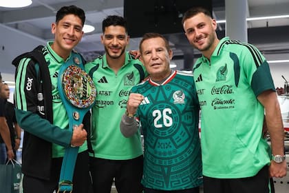 Julio César Chávez visitó a la selección mexicana