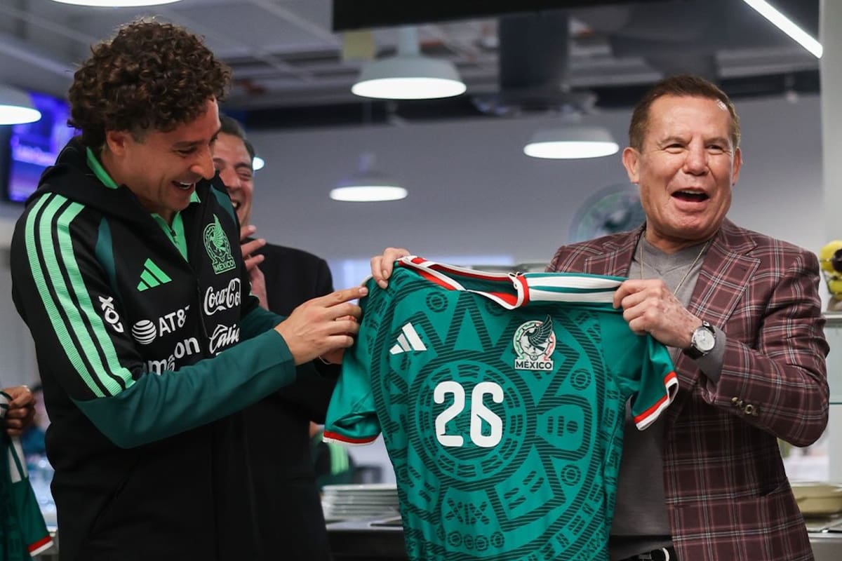 Julio César Chávez visitó a la selección mexicana y recibió una camiseta oficial