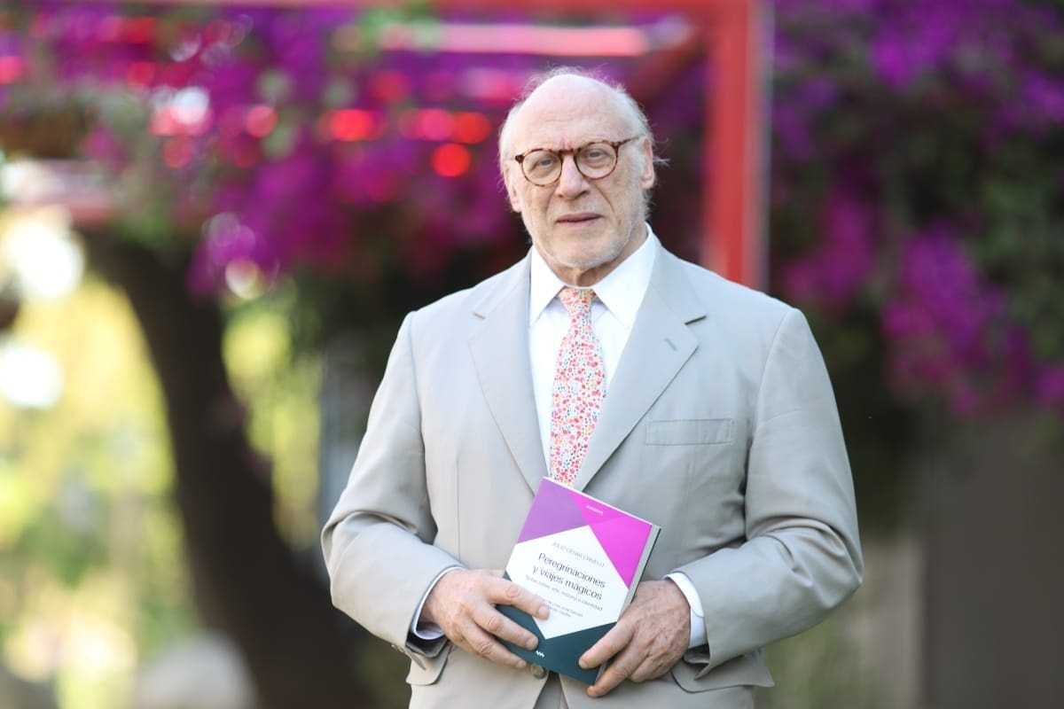 Julio César Crivelli con su libro Peregrinaciones y viajes mágicos, editado por Mardulce