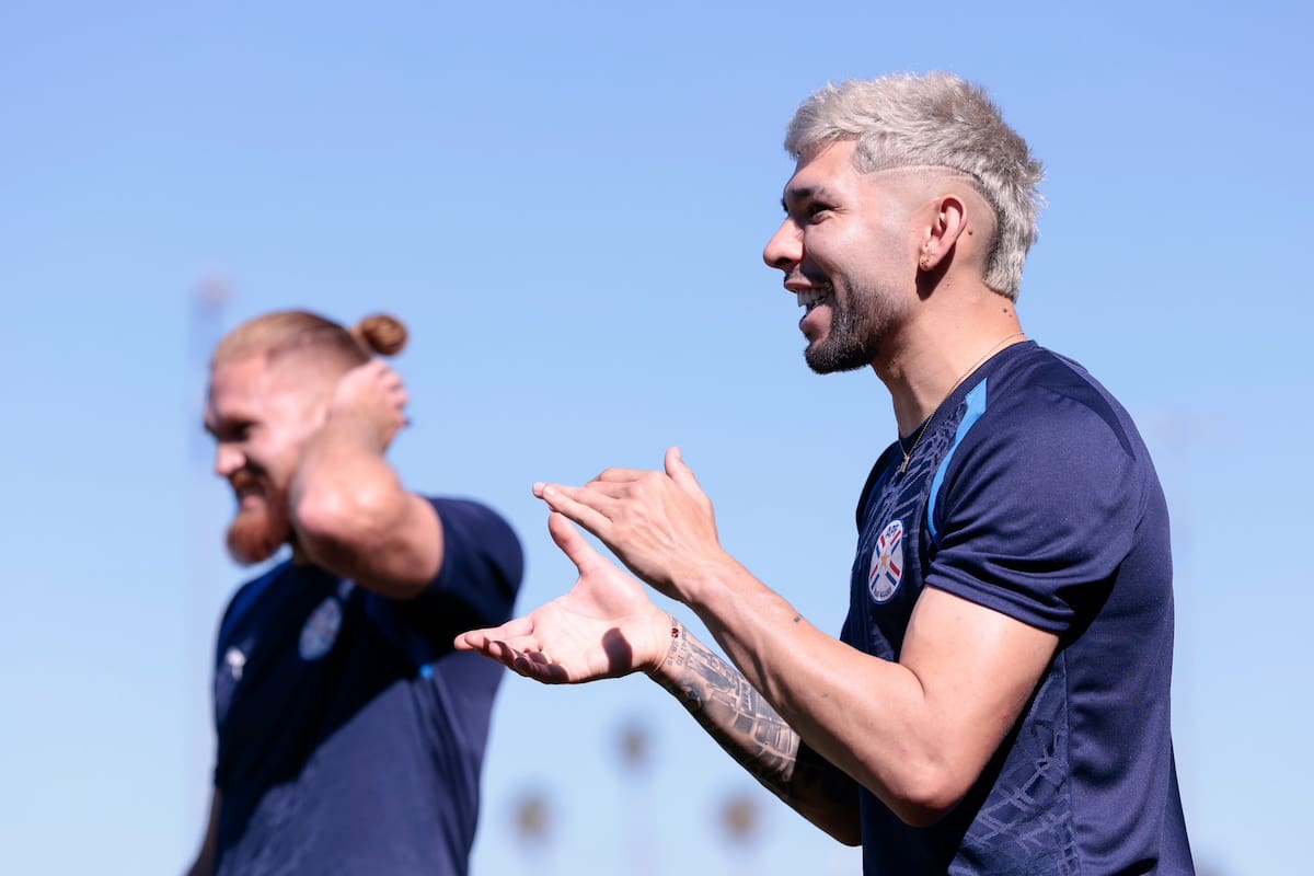 Julio César Enciso aplaude durante un entrenamiento de la Albirroja en Estados Unidos