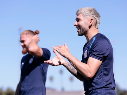 Julio César Enciso aplaude durante un entrenamiento de la Albirroja en Estados Unidos