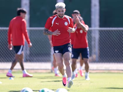 Julio César Enciso, recuperado de su lesión, hace ejercicios físicos durante un entrenamiento de Paraguay en Estados Unidos