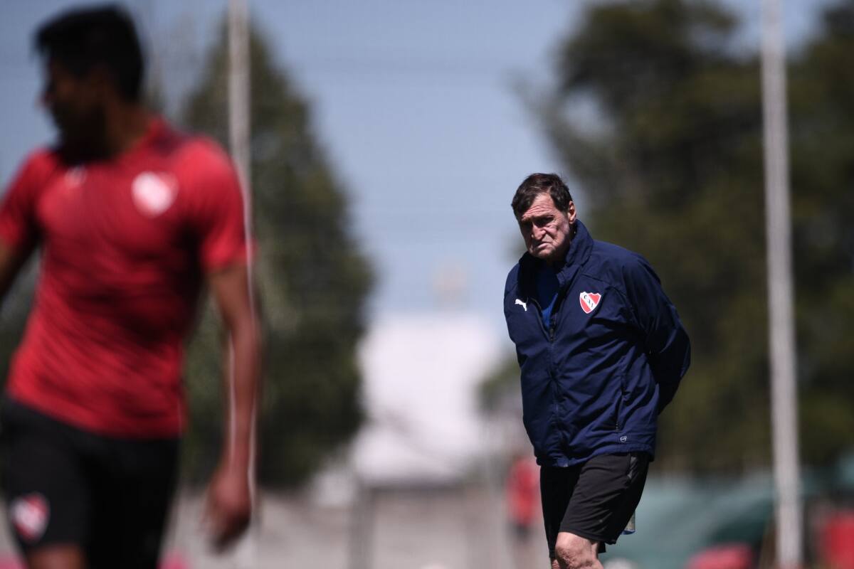 Julio César Falcioni, contrariado por los fallos arbitrales que perjudicaron a Independiente en el certamen local