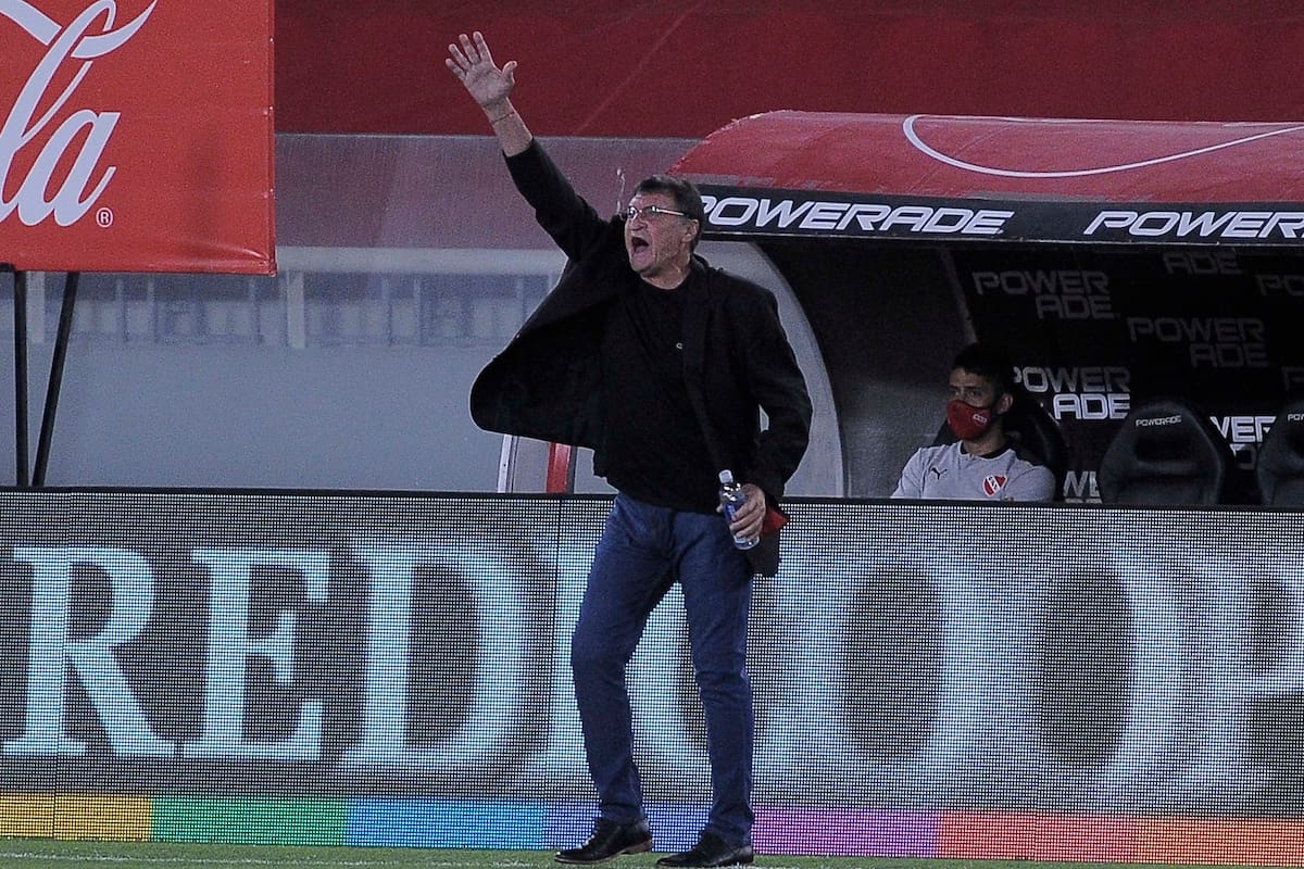 Julio César Falcioni durante el partido que disputan Independiente y Lanús.