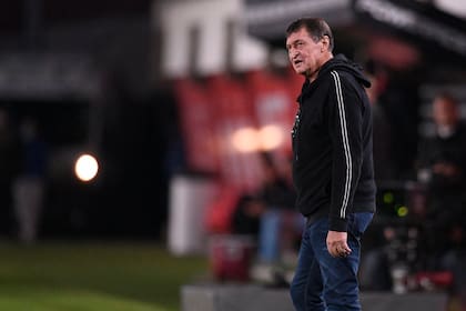 Julio César Falcioni regresó al banco de Independiente ante Estudiantes, tras el fallecimiento de su esposa