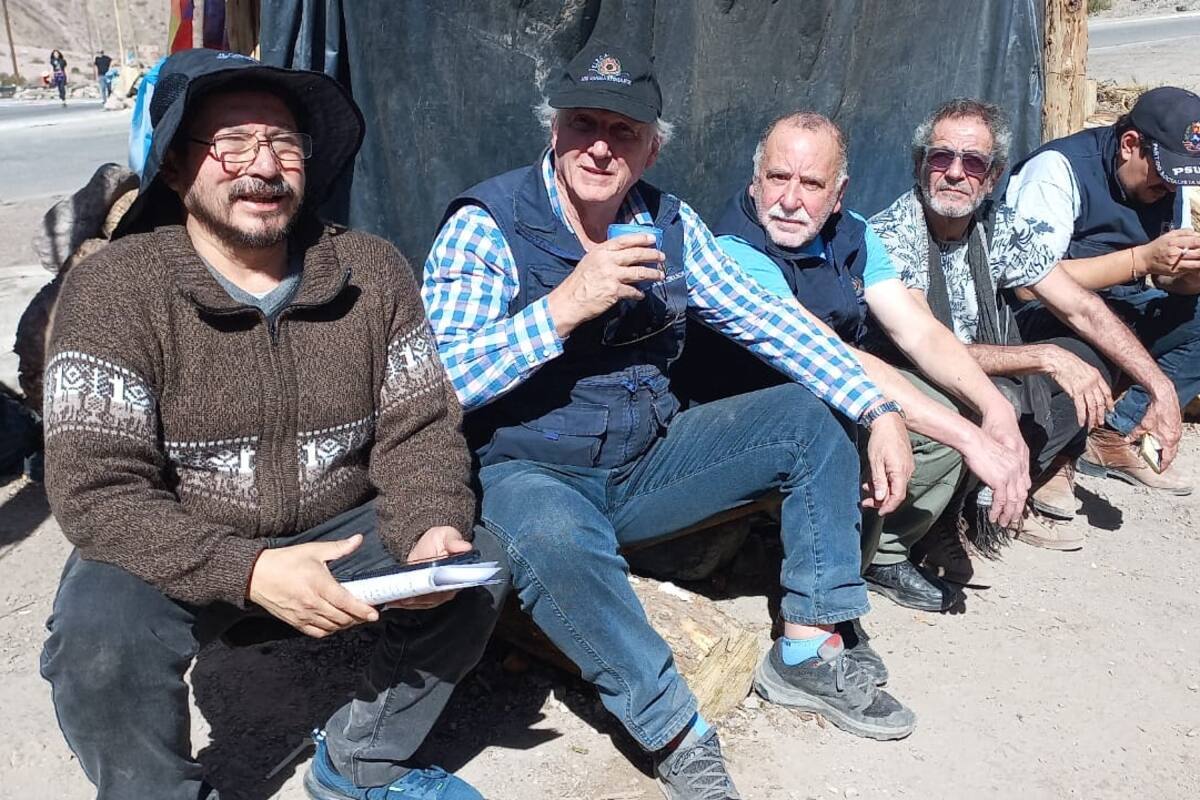 Julio César Urien (con un vado en la mano), en uno de los cortes en Juijuy