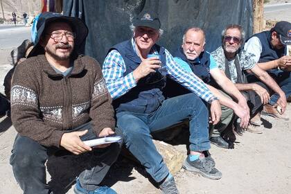 Julio César Urien (con un vado en la mano), en uno de los cortes en Juijuy