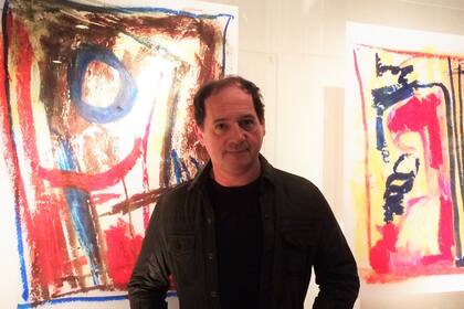 Julio Chávez y dos de sus bocetos ampliados, en Rubbers