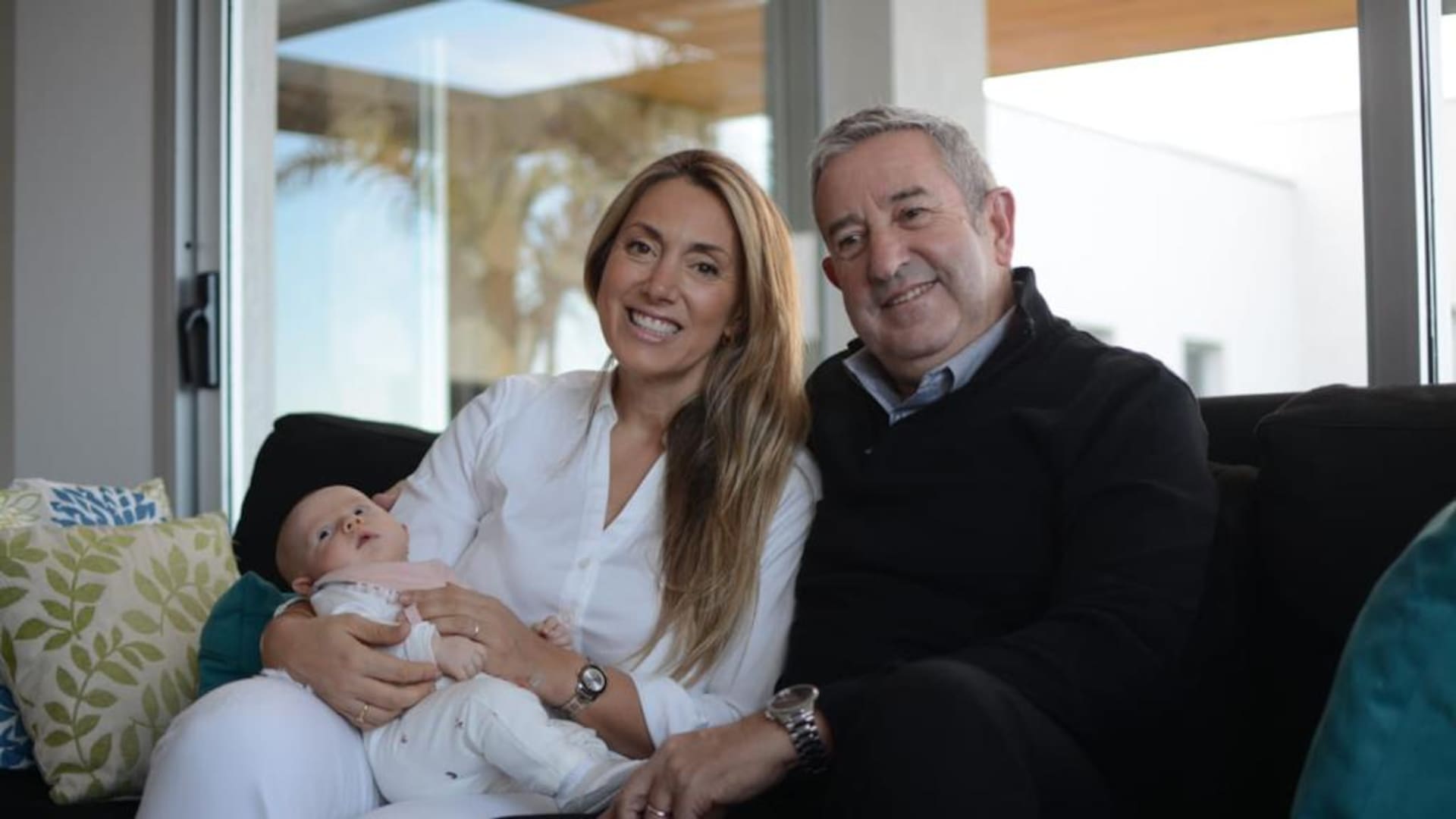 Julio Cobos junto a su mujer, Natalia Obon, y su primera hija en común, Isabella