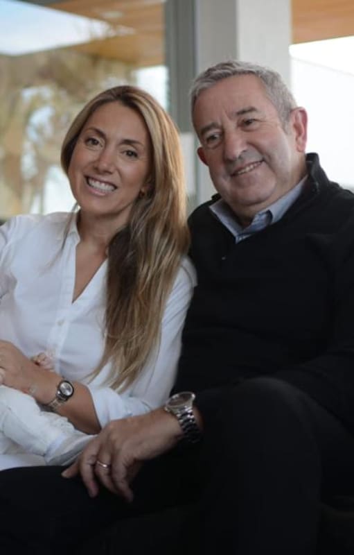 Julio Cobos junto a su mujer, Natalia Obon, y su primera hija en común, Isabella