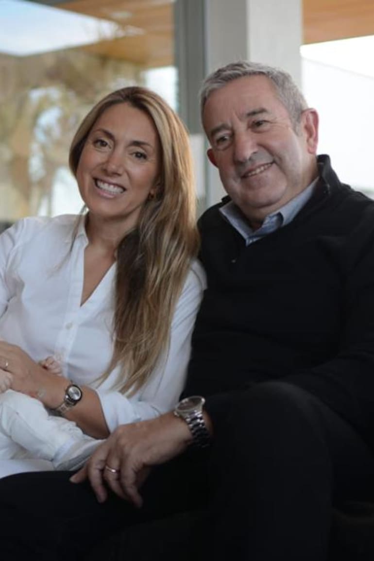 Julio Cobos junto a su mujer, Natalia Obon, y su primera hija en común, Isabella