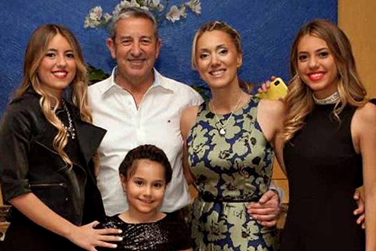 Julio Cobos junto a su nueva familia. A los 65 años será nuevamente papá. Su actual mujer, Natalia Obon, está embaraza. Todos esperan ansiosos a Isabella.