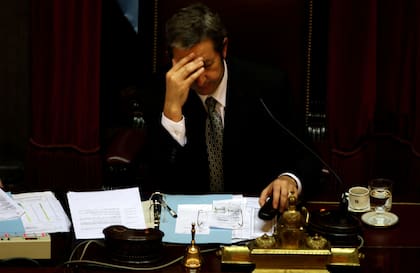 Una imagen histórica: Julio Cobos y un momento de tensión el 17 de julio de 2008, el día del voto "no positivo"