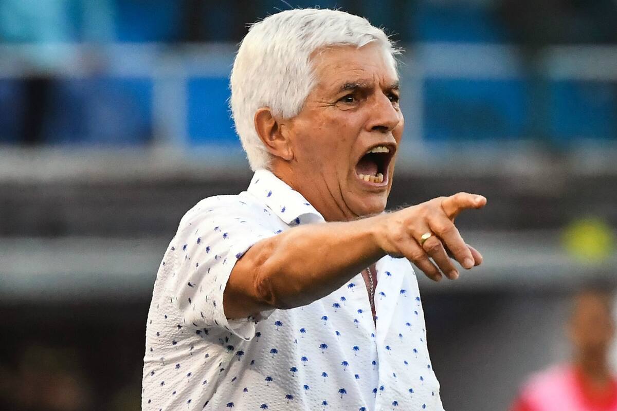 Julio Comesaña dirigirá por primera vez en el fútbol argentino; aquí, como DT de Junior, en un partido contra Boca