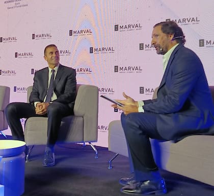 Julio Cordero, secretario de Trabajo, dialoga con Rodrigo Solá Torino, socio del estudio Marval