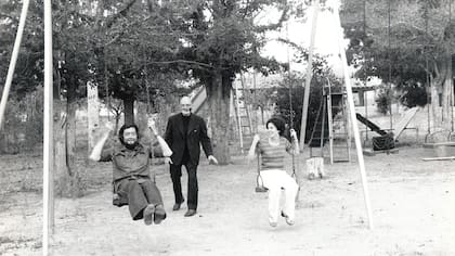 Julio Cortázar disfrutando una tarde en Mendoza con amigos (1973)