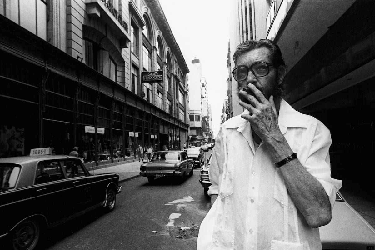 Julio Cortázar en la calle San Martín, en 1983, retratado por Dani Yako