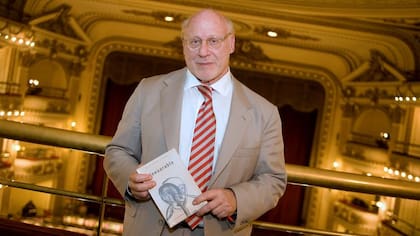 Julio Crivelli con uno de sus libros publicados. En noviembre presentará Peregrinaciones y viajes mágicos, editado por Mardulce