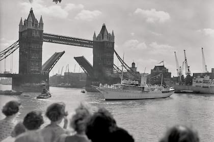 Julio de 1956, el barco con el London Bridge de fondo (la familia real danesa se encontraba en Reino Unido para una visita de Estado).