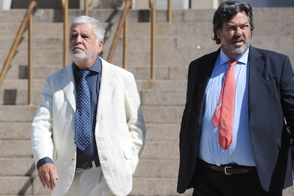 Julio de Vido al salir de los tribunales de Comodoro Py junto a su abogado, Maximiliano Rusconi