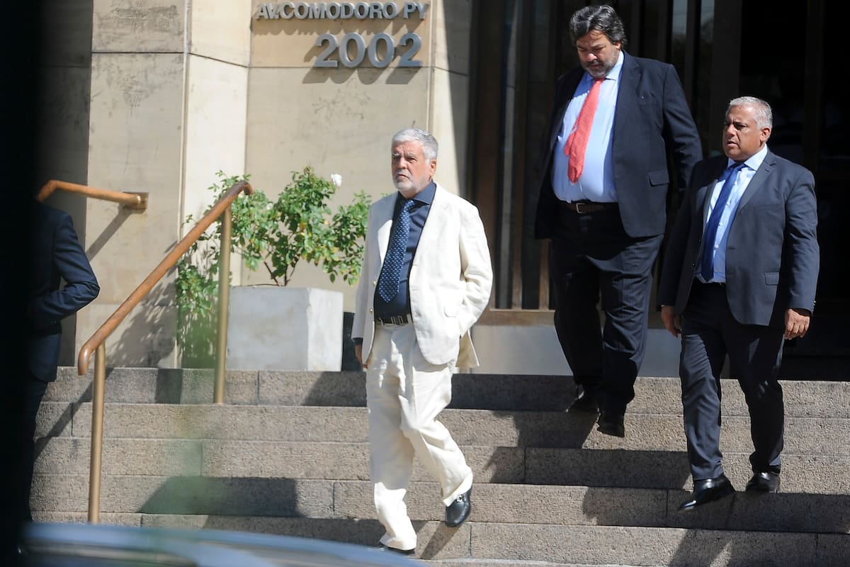 Julio de Vido, antes de la pandemia, cuando logró su excarcelación tras declarar en Comodoro Py; el nombre del exministro kirchnerista figura en las declaraciones de los arrepentidos por el pago de sobornos