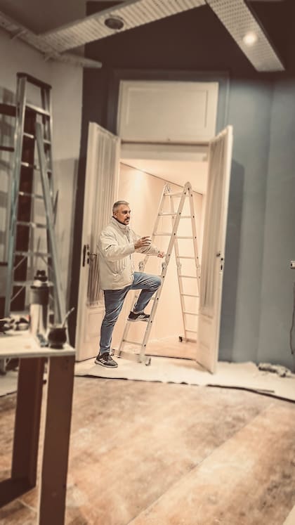 Julio en pleno trabajo de remodelación del restaurante a puertas cerradas
