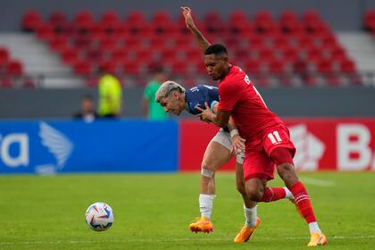 Julio Enciso de Paraguay, de espaldas, disputa el balón con Ismael Díaz de Panamá durante un partido de preparación para la Copa América 2024, en el estadio Rommel Fernández de la Ciudad de Panamá, el domingo 16 de junio de 2024. (Foto AP/Matías Delacroix)