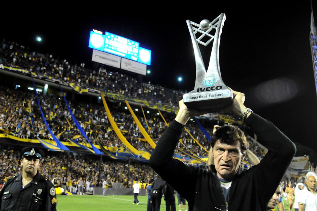 Julio Falcioni, con la copa de campeón en alto