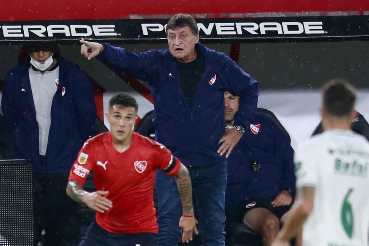 Julio Falcioni da indicaciones en medio del concierto que brindó anoche Independiente