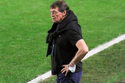 Julio Falcioni, entrenador de Independiente durante un partido contra el Santos en el estadio Vila Belmiro por el campeonato de la Copa Sudamericana 2021.
