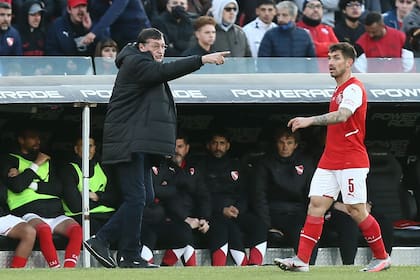 Julio Falcioni se despide como entrenador de Independiente.